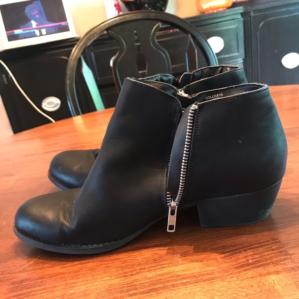 Cute black booties!